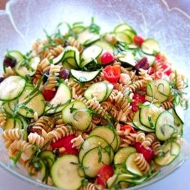 Dietní sytý zeleninový salát s těstovinami