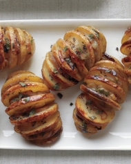 Pečené nakrojené  brambory se šalvějí