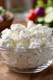=== 1. Cottage (cottage cheese) ===
 Obsah tuku: cca 0,5–5 % (podle varianty). Proto je oblíbený v dietních jídelníčcích. 
Popis: Nízkotučný sýr s hrudkovitou strukturou. 
Použití: Na pečivo, do salátů, samostatně.
Nízký obsah tuku
Vysoký obsah bílkovin
Dobře zasytí

=== 2. Tvaroh ===
Obsah tuku:
Nízkotučný: 0,5 %
Polotučný: 3–5 %
Plnotučný: až 8 % 
Popis: Získává se srážením mléka. Konzistence od krémové po sušší.
Použití: Do pomazánek, dezertů, na pečení i vaření.
Vysoký podíl bílkovin
Variabilní obsah tuku podle typu
Vhodný do sladkých i slaných jídel

=== Ricotta ===
 Obsah tuku: cca 10–13 % 
Popis: Měkký italský sýr, vyráběný ze syrovátky.
Použití: Do lasagní, dezertů (např. cannoli), i pomazánek.
Jemná, nasládlá chuť
Lehčí než mascarpone, krémovější než tvaroh

=== 4. Lučina ===
 Obsah tuku: cca 24–30 % (v sušině; v celku okolo 10–15 %) 
Popis: Český čerstvý sýr, krémová textura.
Použití: Na pečivo, do pomazánek, dipů a slaných dortů.
Jemná chuť
Dobře se maže
Český výrobek bez konzervantů

=== 5. Mascarpone ===
 Obsah tuku: cca 40–45 % 
Popis: Italský sýr z tučné smetany, extrémně krémový.
Použití: Do dezertů (zejména tiramisu), krémů a dortů.
Bohatá chuť a textura
Ideální do sladkých jídel

 Pro hubnutí je tedy nejvhodnější zařadit do jídelníčku sýr Cottage – lehký, bílkovinami nabitý a univerzálně použitelný sýr.  

=== Jak používat sýr cottage? ===
 Cottage jako snídaně  
Smíchejte cottage s nastrouhanou zeleninou (např. ředkvičky, okurka, rajče) a přidejte pár semínek.
Podávejte s celozrnným chlebem nebo knackebrotem.

 Cottage jako svačina  
Vezměte kelímek nízkotučného cottage (cca 150 g) a přidejte:
Půlku avokáda, nebo
Vařené vejce, nebo
Nakrájenou jarní cibulku a lžičku olivového oleje

 Cottage jako lehká večeře  
Můžete ho použít místo tučnějších pomazánek nebo sýrů.
Skvělý i jako základ do zeleninových salátů – zasytí, ale nezatíží.

 Cottage v teplé kuchyni  
Lze přidat do zapečené zeleniny, omelet nebo použít místo bešamelu v dietních lasagních.
Skvělý tip: Smíchejte cottage s vajíčkem a bylinkami a použijte jako náplň do cuket nebo paprik.
