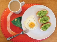 Rychlá snídaně s avokádem a vajíčkem
