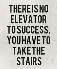 Neexistuje výtah k úspěchu. Choďte po schodech.