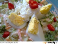 Kadeřavý salát s mozzarellou, jogurty, mrkví a vejci