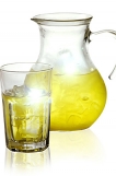 Zelený čaj je známý pro své antioxidační účinky a také příznivým vlivem na zrychlení metabolismu.

Jednoduše si připravíme zelený čaj zalitý horkou vodou. Přidáme pokrájené citrony a dáme vychladit do lednice. Pak přidáme med-zdravější varianta slazení- a vložíme pár kostek ledu. Čaj je možné doplnit o různé nakrájené ovoce, nebo o pár lístků máty.

