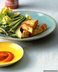 Pikantní křupavé tofu na mátě s avokádovým salátem