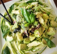 Středozemní brokolicový salát na cuketovém lůžku