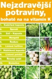 === Vitamín K ===
Rozlišujeme vitamín K1 (fylochinon), vitamín K2 (farnichinon) a vitamín K3 (menedion).
Doporučená denní dávka vitamínu K je v ČR stanovena na 75-150 mikrogramů (μg).

=== Přírodní zdroje ===
Kadeřavá kapusta, špenát, kapusta, mangold, ředkev, listová hořčice, růžičková kapusta, listová petržel, římský salát a brokolice.
Z dalších potravin to je potom vepřové a hovězí maso, vejce nebo červené zelí.

=== Proč je vitamín K důležitý ===
Vitamín K zvyšuje krevní srážlivost. Snižuje riziko vnitřního krvácení. Může hrát důležitou roli i ve vývoji a stárnutí nervového systému. Je také důležitý, v procesu mineralizace kostí, pro svou schopnost vázat vápník, což je významné například pro léčbu osteoporózy. Vitamín K zabraňuje kalcifikaci měkkých tkání a chrupavek, a zároveň usnadňuje normální růst a zrání kostí. Vitamín K je také potřebný pro správnou funkci jater. 

=== Pro koho není větší množství vitamínu K vhodné ===
Lidé, kteří mají od lékaře indikováno vyšší riziko tvorby sraženin, které mohou blokovat průtok krve a ohrozit funkci srdce, mozku nebo plic, by si měli hlídat příjem potravin s vyšším obsahem vitamínu K. Avšak i pacienti užívající warfarin (lék proti srážlivosti krve) mohou přijímat 90-120 mikrogramů/den.