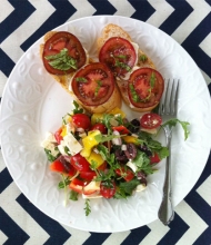 Veselý zeleninový salát s bagetkou a rajčátky