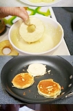=== Ingredience ===
2 velké zralé banány
2 středně velká vajíčka
1 lžička skořice
1 zelené jablko (můžete použít i čerstvý ananas)

=== Příprava ===
Z jablka vykrojte jádřinec a nakrájejte si ho na kolečka cca 5 mm tlustá.

V misce si rozmačkejte banány a prošlehejte je s vajíčky a skořicí. Rozpalte si nepřilnavou pánev, potom plamen stáhněte na střední výkon a opékejte kousky jablíčka namočené z obou stran v banánovém těstíčku.

Kdo nemusí řešit kalorie, tak si může tuto dobrotu zakápnout javorovým sirupem.

Je to moc dobré mlsání : )