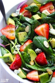 Experimentujte s ingrediencemi na salát. Jahody a zelenina? Dobrý nápad : )